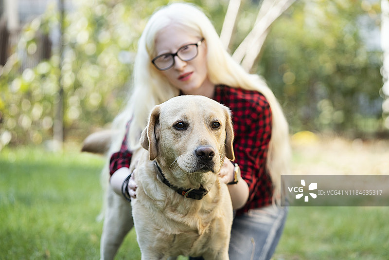 白化病女孩和她的狗图片素材
