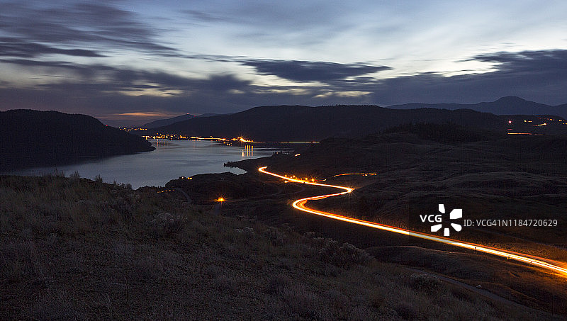 在加拿大不列颠哥伦比亚省奥卡那根谷的基洛纳和弗农之间的97号高速公路上，车灯的痕迹图片素材