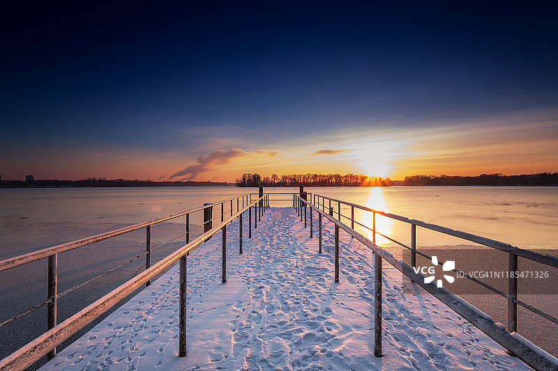 冬天结冰的湖和白雪皑皑的码头在日落图片素材