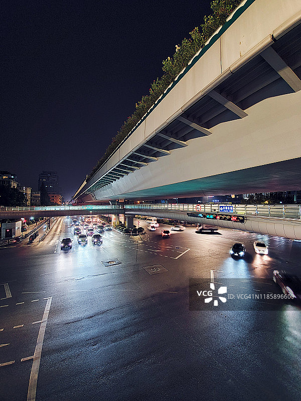 夜晚，拥挤的杭州十字路口图片素材