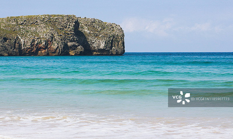 西班牙北部阿斯图里亚斯的托里姆比亚裸体海滩上的岩石。图片素材