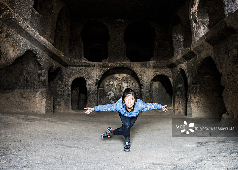 Woman practising yoga in Selime Monastery, Göreme, Cappadocia, Nevsehir, Turkey图片素材