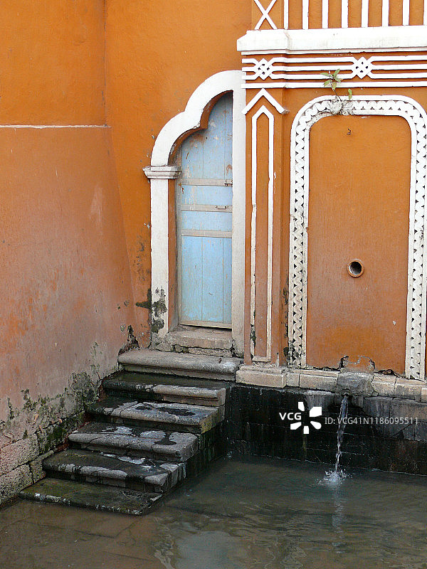 在印度果阿邦的盘吉姆，印度教方丹有一个水箱和宗教沐浴喷泉图片素材