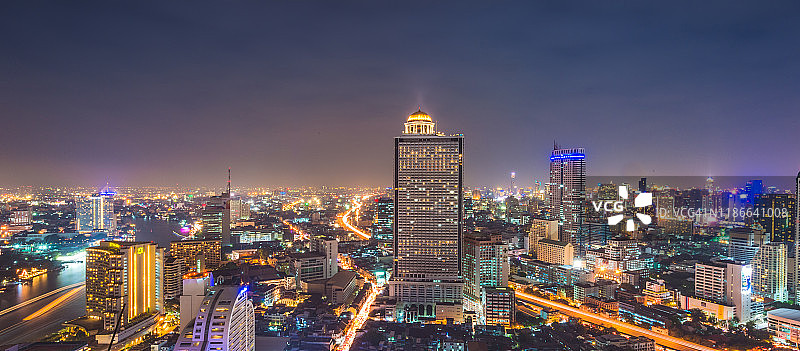 全景城市景观商业区从高空在黄昏(暹罗silom中心曼谷，泰国)图片素材
