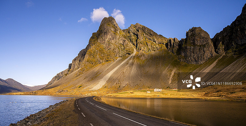 冰岛Eystrahorn山和蜿蜒的道路图片素材