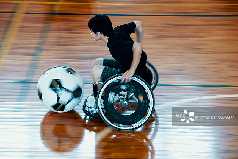 轮椅足球运动员在比赛中快速移动图片素材