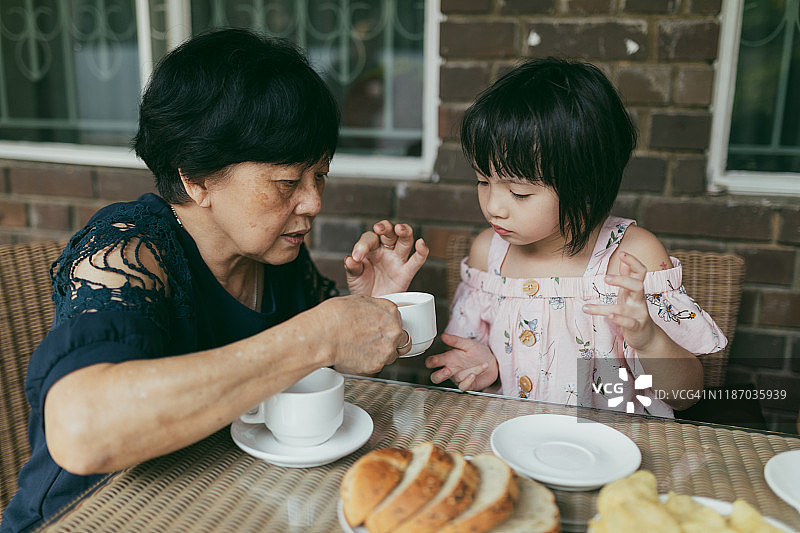 亚洲华人家庭喝茶时间图片素材