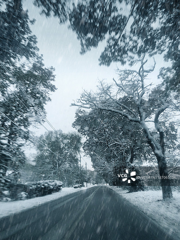 在冬季暴风雪期间在路上行驶图片素材