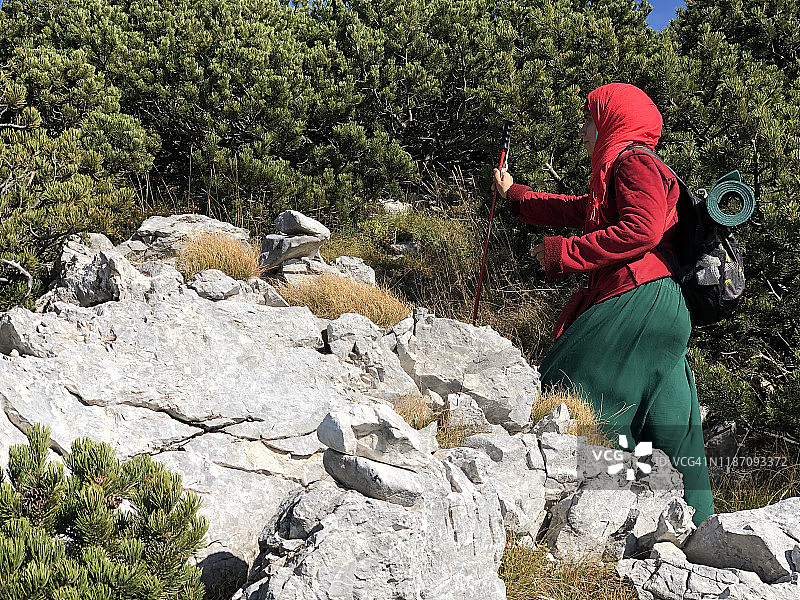 在山里徒步旅行的阿拉伯妇女图片素材