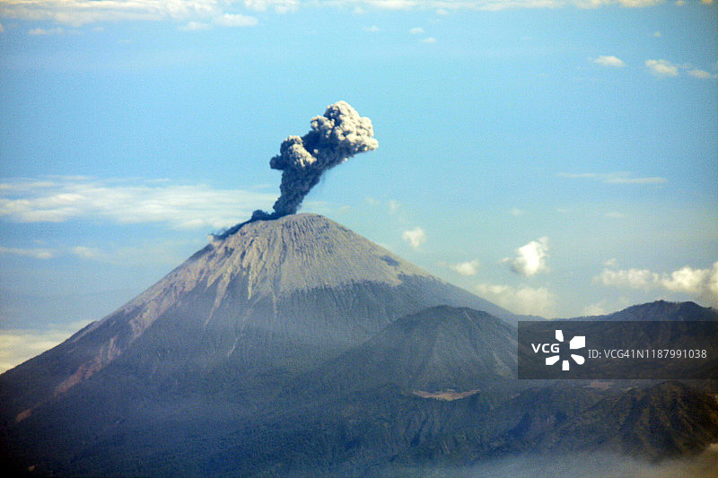 喷发的火山图片素材