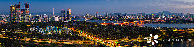 汉城金灿灿的摩天大楼，汉江边金灿灿的高速公路，一览韩国图片素材