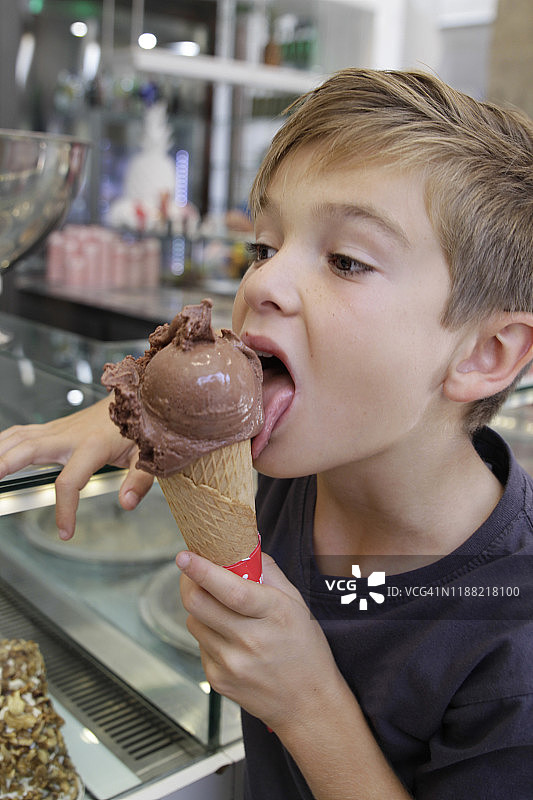 男孩在吃巧克力冰淇淋图片素材