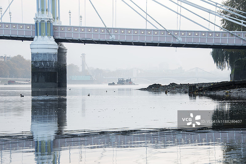 雾蒙蒙的日出在阿尔伯特桥在伦敦图片素材