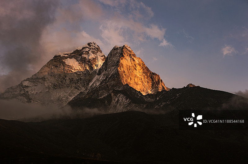 从Dingboche村前往尼泊尔Solukhumbu地区珠穆朗玛峰大本营途中的Ama dablam山山脊景观图片素材