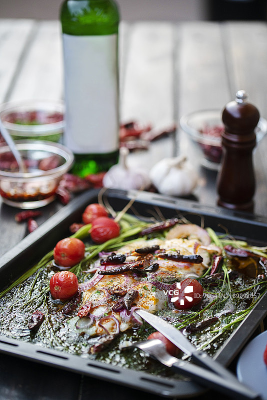 家常菜:烤鱼片配洋葱、番茄和茴香图片素材