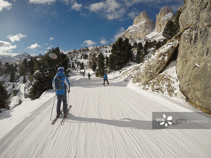 在Dolomite SuperSki地区的Sella Ronda之旅中，滑雪者们正在通过Plan de Gralba图片素材