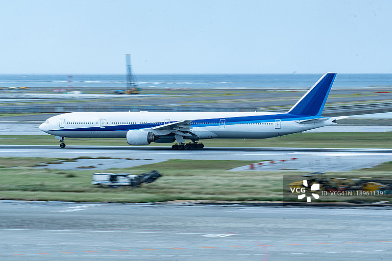 这架飞机从日本冲绳县那霸机场起飞图片素材