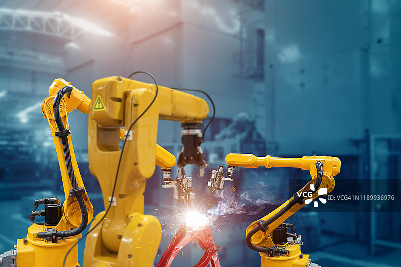 自动焊接机器人机械臂是在现代汽车配件厂工作的。图片素材