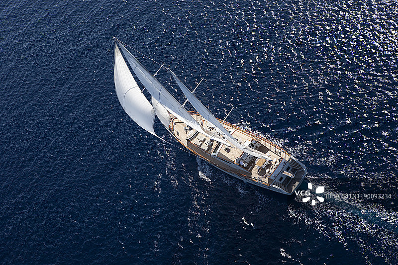 豪华的帆船在蔚蓝的大海上航行图片素材