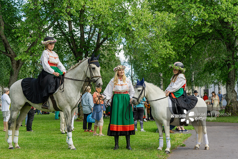在奥尔萨准备瑞典传统的仲夏游行图片素材