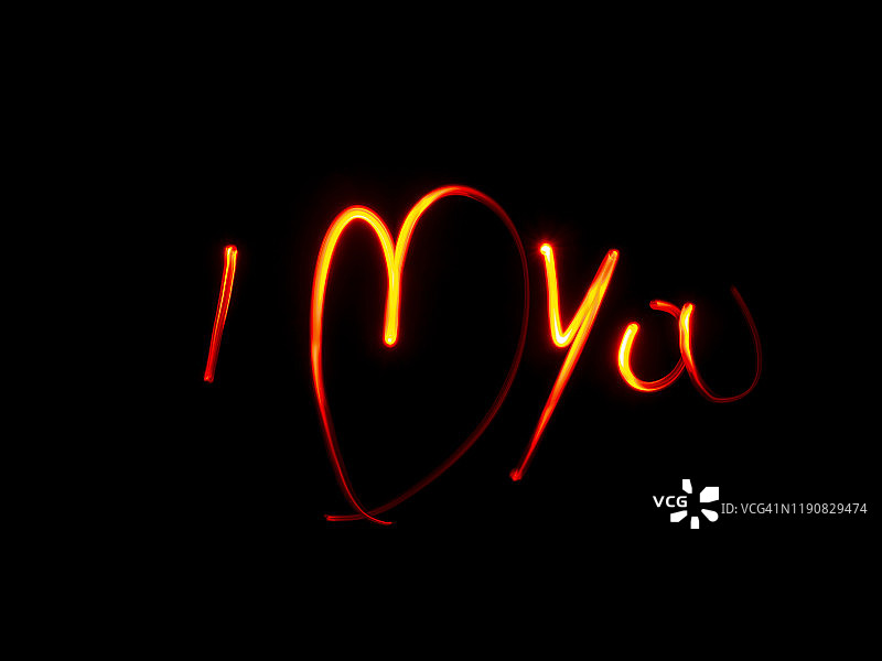 “我爱你”写在一片荒地上，以黑色为背景图片素材
