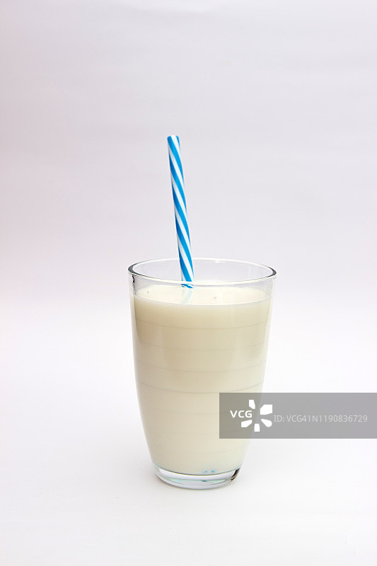 奶昔孤立在白色背景上。图片素材