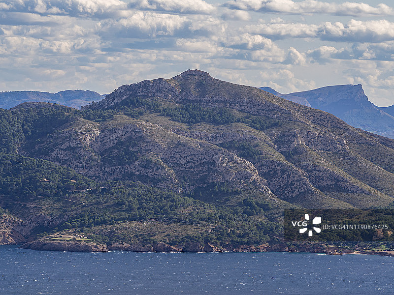 马略卡岛海岸的海景，有山脉和悬崖，还有蓝绿色的海水图片素材