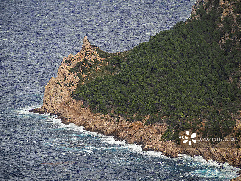 马略卡岛海岸的海景，有山脉和悬崖，还有蓝绿色的海水图片素材