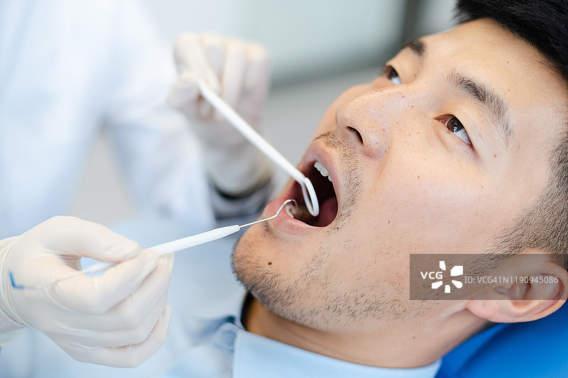 牙医在牙科诊所给病人检查图片素材