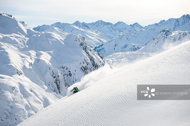 奥地利阿尔卑斯山，阿尔堡，萨尔茨堡，奥地利，人们在粉状雪中滑雪图片素材