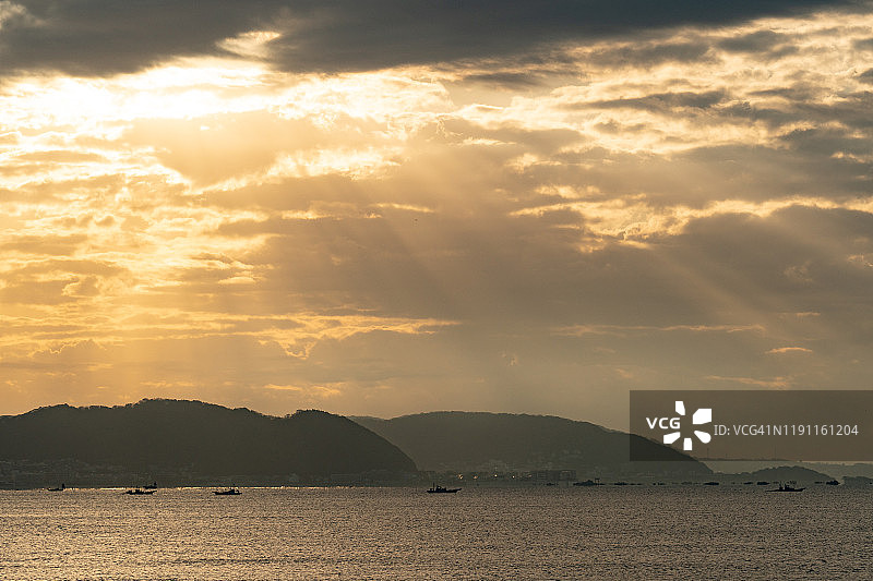 日本神奈川县海滩上的清晨阳光图片素材