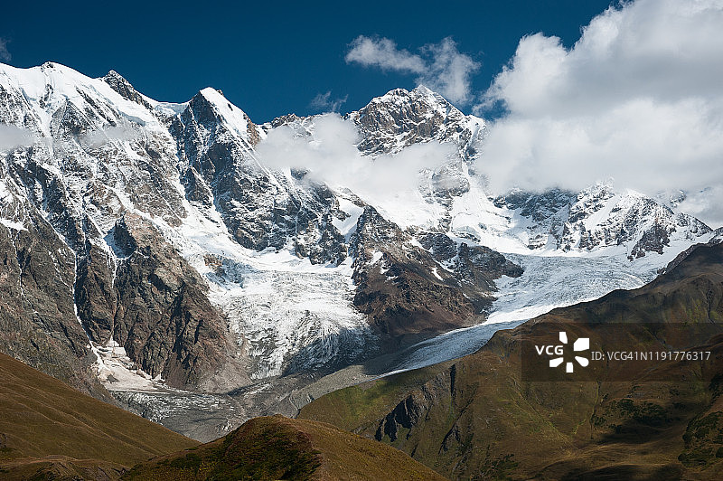 崎岖的山景从Chkhunderi Pass, Svaneti，格鲁吉亚图片素材