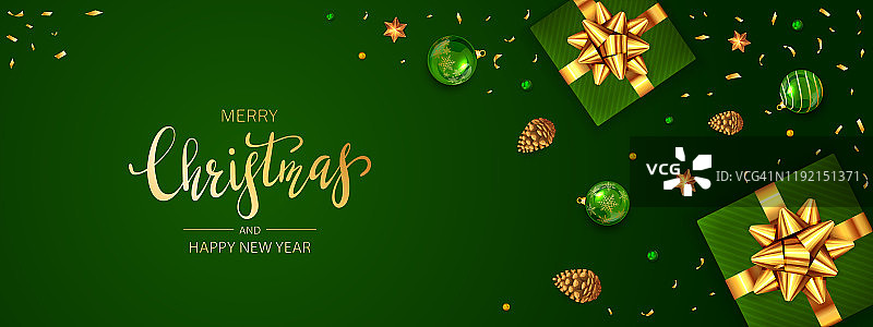 圣诞球和礼物与金色的假日鞠躬在绿色的背景图片素材