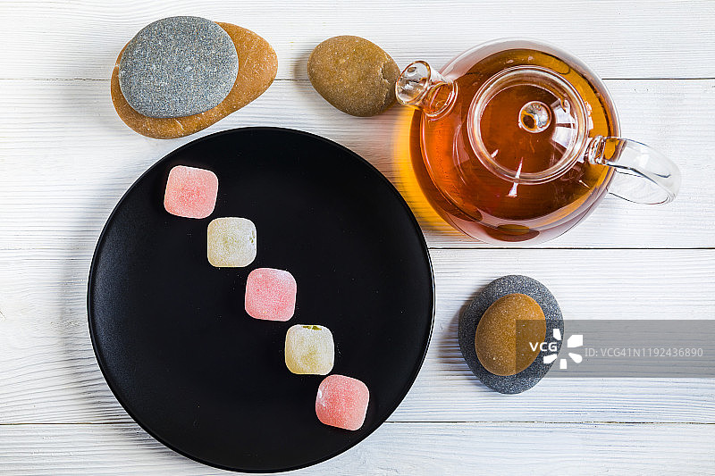 日本传统甜点彩色麻糬茶壶图片素材