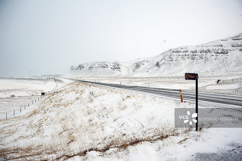 冰岛首都地区Hvalfjörður蜿蜒冰冻的道路图片素材