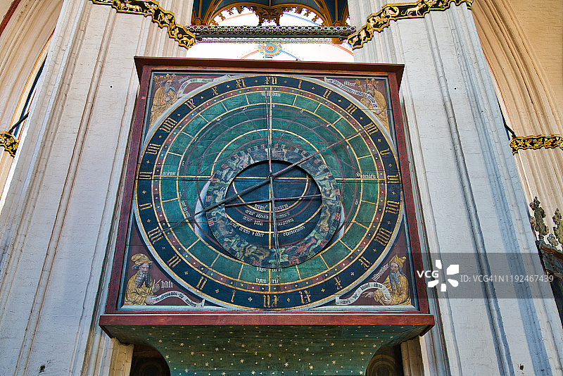 德国斯特拉尔松的圣尼古拉斯教堂里的天文钟图片素材