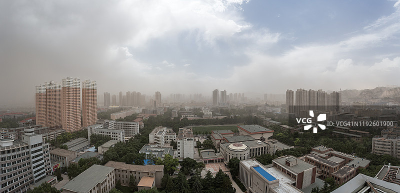 沙尘暴在城市图片素材