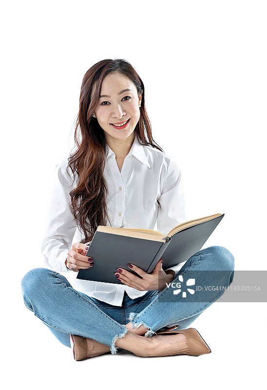 女商人坐在白色的背景上看书图片素材