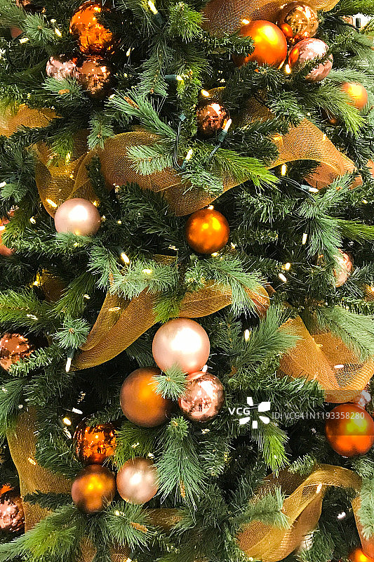 人造绿色圣诞树下装饰和礼物。图片素材