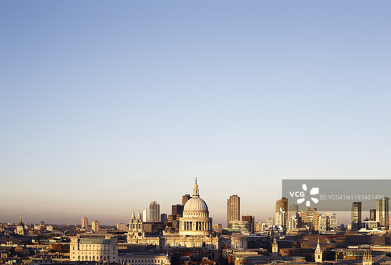 日落时俯瞰伦敦城市天际线的高架景色图片素材