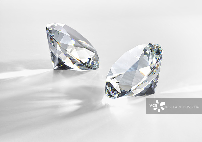 白色背景上的钻石，白色表面上的光柱图片素材