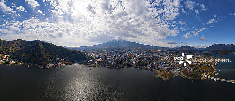 从日本山ashi Kawaguchiko湖俯瞰富士山全景图片素材