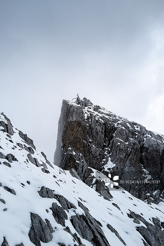 云南玉龙雪山，悬崖峭壁。图片素材