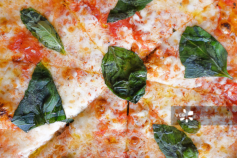 素食意大利玛格丽塔披萨配马苏里拉奶酪，西红柿，香料和新鲜罗勒，在木板上。图片素材
