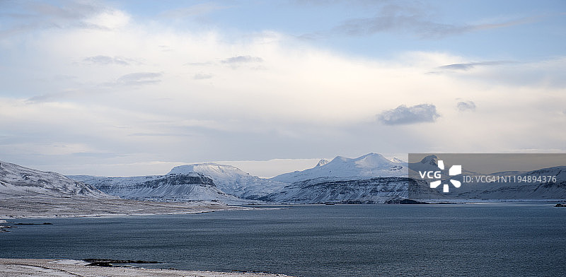冰岛首都地区Hvalfjörður冬季海岸景观图片素材