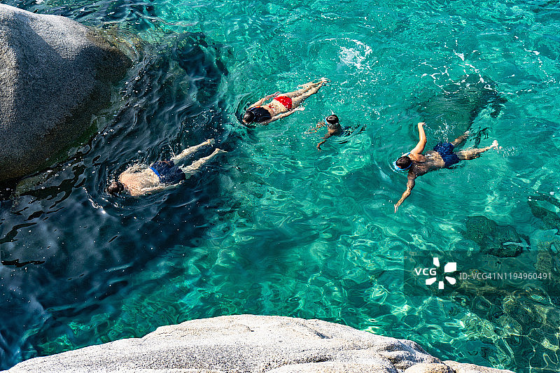 撒丁岛卡利亚里，一家四口在清澈的大海里游泳图片素材