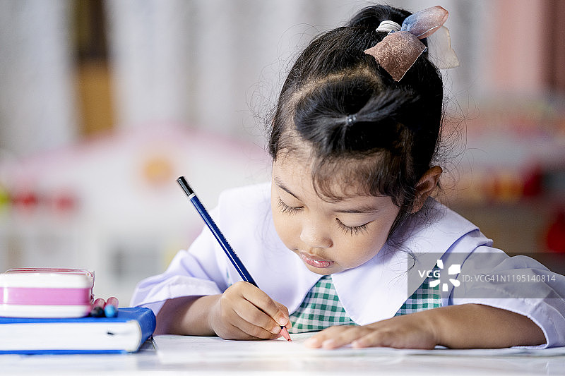 亚洲小孩做作业。小孩喜欢在学校快乐学习。教育的概念。图片素材