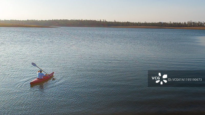 鸟瞰图上的一个孤独的皮划艇在湖上。图片素材