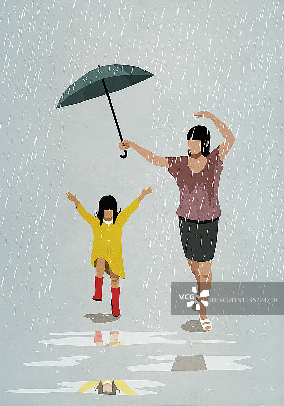 无忧无虑的母亲和女儿在雨中跳舞图片素材