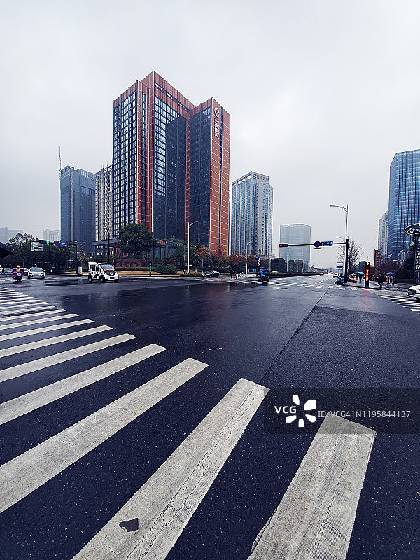 中国杭州，雨后街景，高楼大厦和斑马线。图片素材